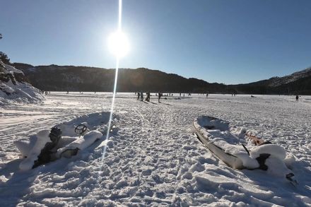Båtane til Os Roklubb ligg klare for smelting - i mellomtida var det valfarting til aktivitet på isen laurdag. (Foto: Kjetil Vasby Bruarøy)