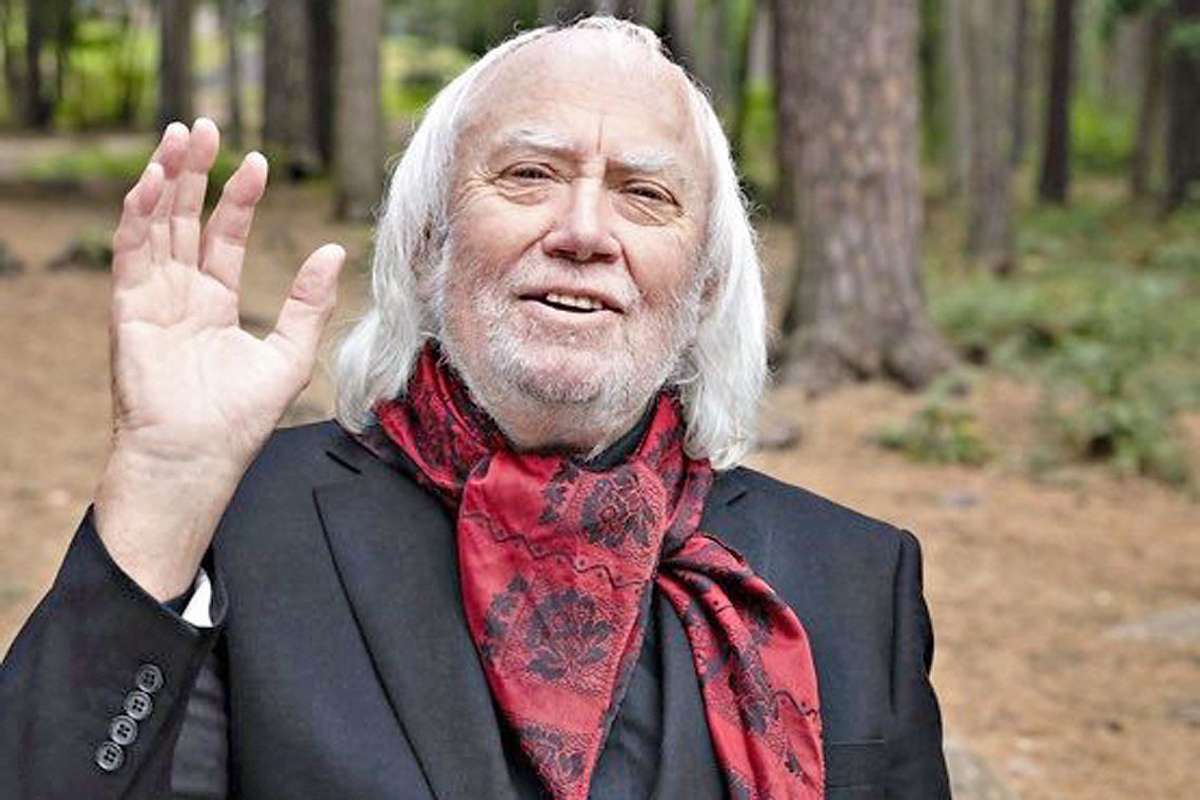 Ymsedamer og MS Midthordaland på Vedholmen