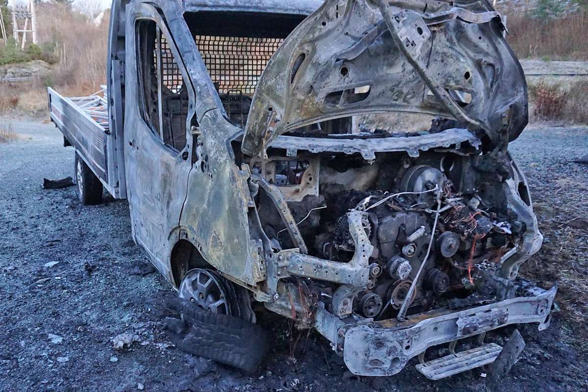 Fronten på bilen er heilt utbrent. (Foto: Kjetil Vasby Bruarøy)