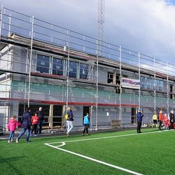 Nytt bygg med garderobar og klubbhus er klart i 2018. (Foto: KVB)