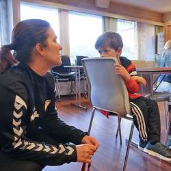 Mona Stigen Heggeland slår av ein prat med ein av dei unge deltakarane. (Foto: KOG)