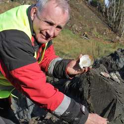 Geolog John Inge Svendsen viser fleire funn. (Foto: KVB)