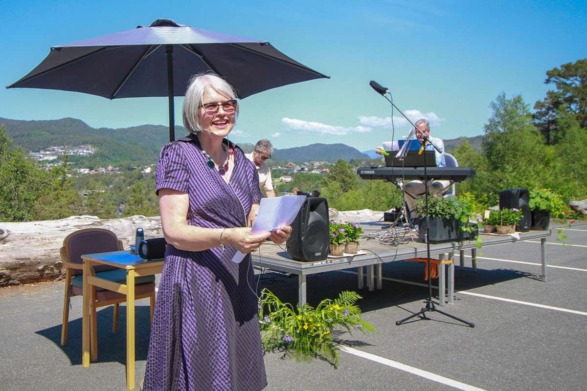 Ranveig Klingsheim hadde mykje på hjartet under gårsdagens festdag på Ravneberghaugen. (Foto: ØH)