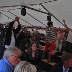 Folk dansa heile kvelden - også på borda. (Foto: Henrik Mjelva)