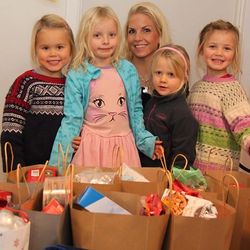 Hannah, Dorthea, Nora og Marielle fekk bli med og levera 13 juleposar frå Kulur Kuvågen barnehage. (Foto: KML)