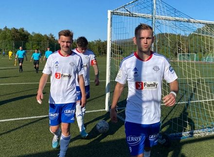Målskårar Henrik Andersen og kaptein Tobias Alme på veg til pause. (Foto: Kjetil Vasby Bruarøy)
