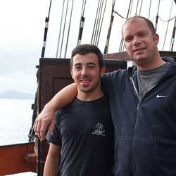 Mannskap Eduardo (t.v.) tok seg ein dukkert i Vikjo, kaptein Maarten sto over. (Foto: KVB)