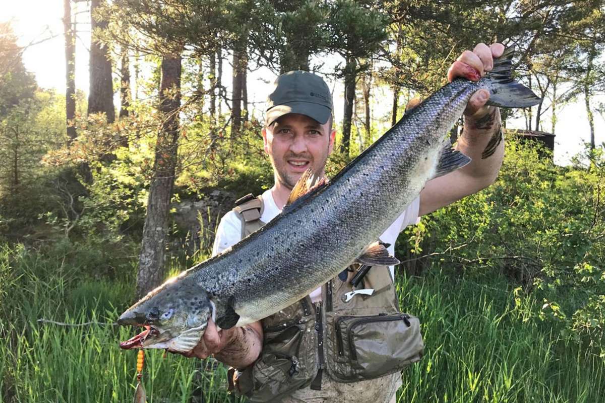 Årets første laks i Oselvo: – Alle kan visst bli betre enn læremeisteren sin, ler Alen