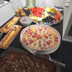 «Kakefrue» Linn-Therese Undheim donerte snacks til kakebordet. (Privat foto)