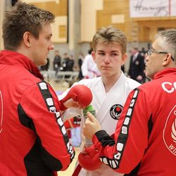 Henrik og Cato coacha Sondre Kvamsdal. (Foto: KVB)