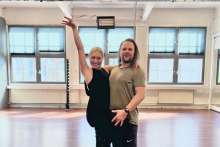Ewa og Eirik i hardtrening etter helga, inn mot ny dansekveld, med håp om høgare score. (Foto: Privat)