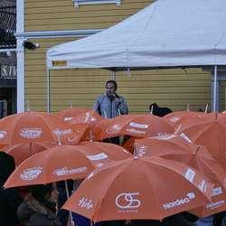 Os Sentrumsforening, med sponsorar, kjøpte inn 2000 paraplyar. (Foto: KVB)