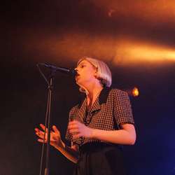 Aurora Aksnes mottok kulturstipende før ho sjølv skulle på scena for å halde konsert (foto: Andris Hamre)