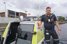 Politibetjent Morten Haugland var glad han fekk bli del av sjøtenesta til Vest politidistrikt. Han håper å halda fram når ny båt blir sjøsett. (Foto: Kjetil Vasby Bruarøy)