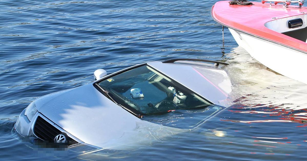 bil hamna i sjoen i os hamn midtsiden
