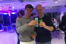 Far og son Nielsen kunne i helga feira opprykk med Frøya. (Foto: Privat)