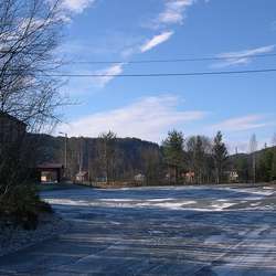 Februar 2004: Tomta var parkeringsplass og hovudinngang til fotballarenaen. (Foto: KVB)