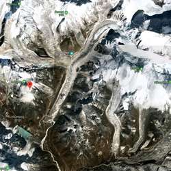 Lobuche East markert. Mount Everest i aust (t.h.). (Google Maps)
