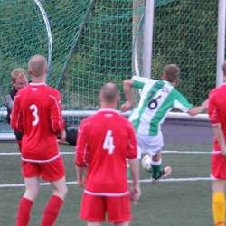 Kenneth Veastad sørgjer for 1-0 på noko Søre Neset-spelarane meiner var offside. (Foto: Kjetil Vasby Bruarøy)