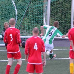 Kenneth Veastad sørgjer for 1-0 på noko Søre Neset-spelarane meiner var offside. (Foto: Kjetil Vasby Bruarøy)
