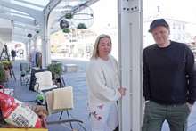 Marthe Kristensen og Christoffer Kobbeltvedt i Fjordfolk har ansvar for gjennomføring av Os Sentrumsforening sine arrangement. (Foto: Kjetil Vasby Bruarøy)