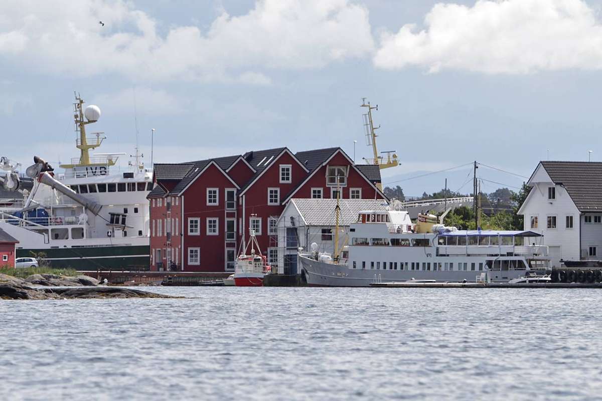 MS Midthordland har fast kaiplass nær galleriet. Laurdag forhaler veteranbåten bort til Hargun-naustet. (Foto: Kjetil Vasby Bruarøy)