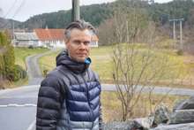 Øyvind Bertelsen framfor svingane der han og Sperrevik AS vil bidra tungt økonomisk i planlagt fortau. (Foto: Kjetil Vasby Bruarøy)