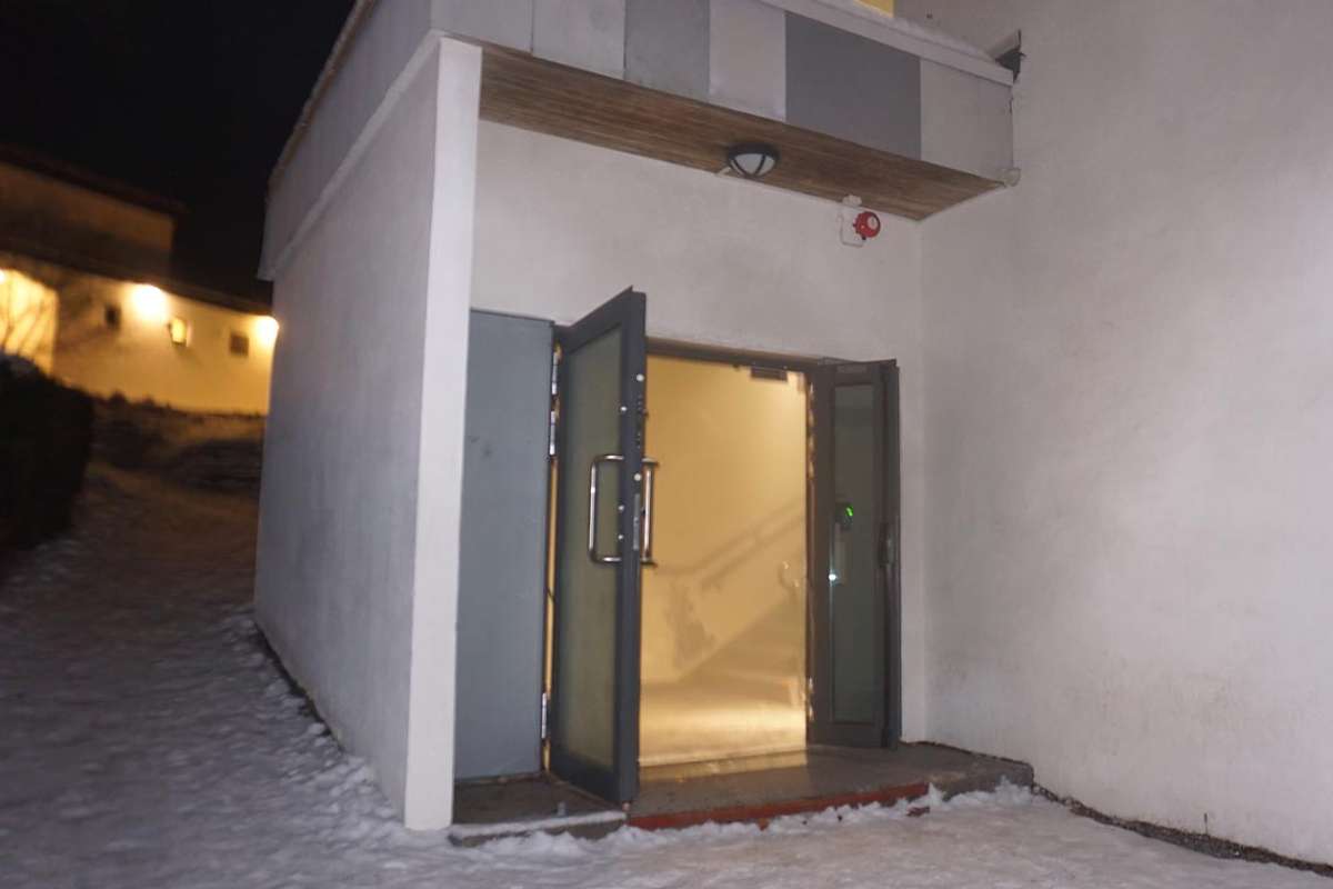 Det kom godt med røyk ut døra nærmast grusbanen. (Foto: KVB)