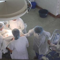 Legane trøysta neste baby i køen medan dei opererte.  (Privat foto)
