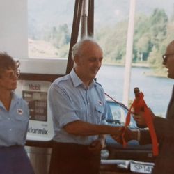 Der blei det mimring med historiar og bildeframvising, som her, då Laila og Jahn tok imot Mobile-leiinga under opning av nyare stasjon i 1986. (Foto: Privat)