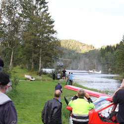 Høg kameraføring då helikopteret kom inn over vatnet (foto: Andris Hamre)