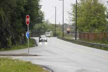 Køyrer du forbi linja ved stoppskiltet utan å stoppa, risikerer du både å skapa fare i trafikken, og å bli over 7.000 kroner fattigare. (Arkivfoto: Kjetil Vasby Bruarøy)