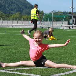 Nora (6) er blant dei yngste og smidigaste på friidrettsskulen. (Foto: KVB)