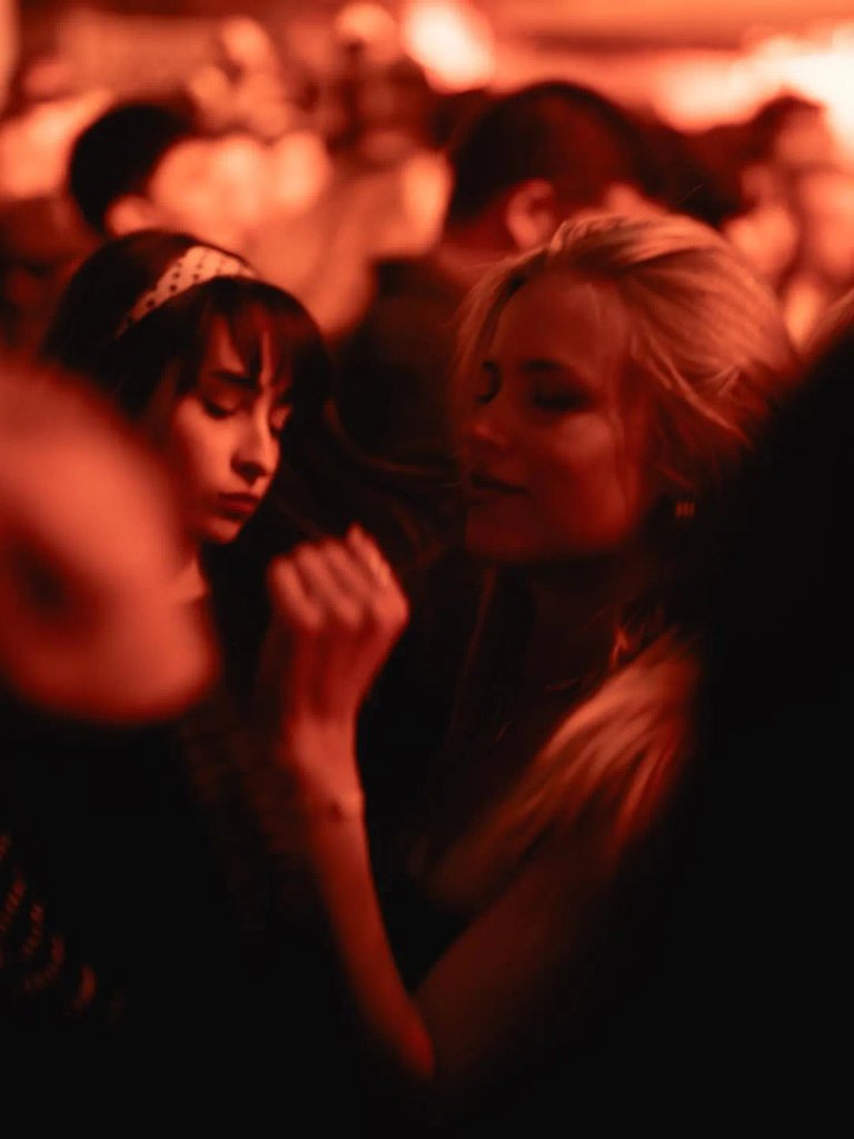 Miami’s Indie heads pulled up for Neon Indian’s dj set and La Niña Brava’s debut at ZeyZey 🏡🫀 (1)