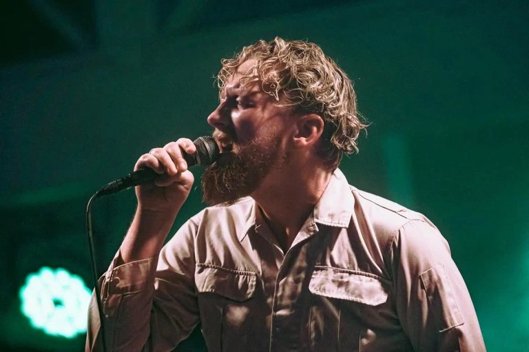 Yellow Days and his powerful voice at ZeyZey 🎙️🌴 (1)