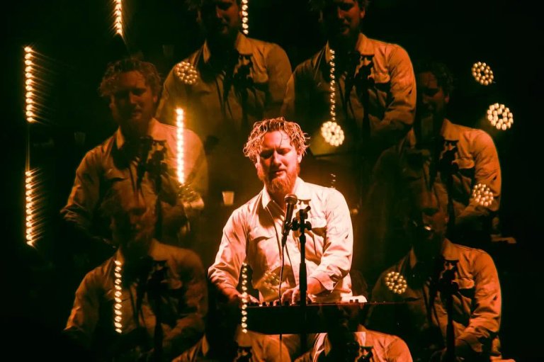 Yellow Days and his powerful voice at ZeyZey 🎙️🌴 (3)