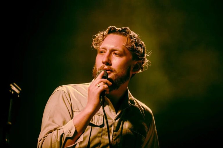 Yellow Days and his powerful voice at ZeyZey 🎙️🌴