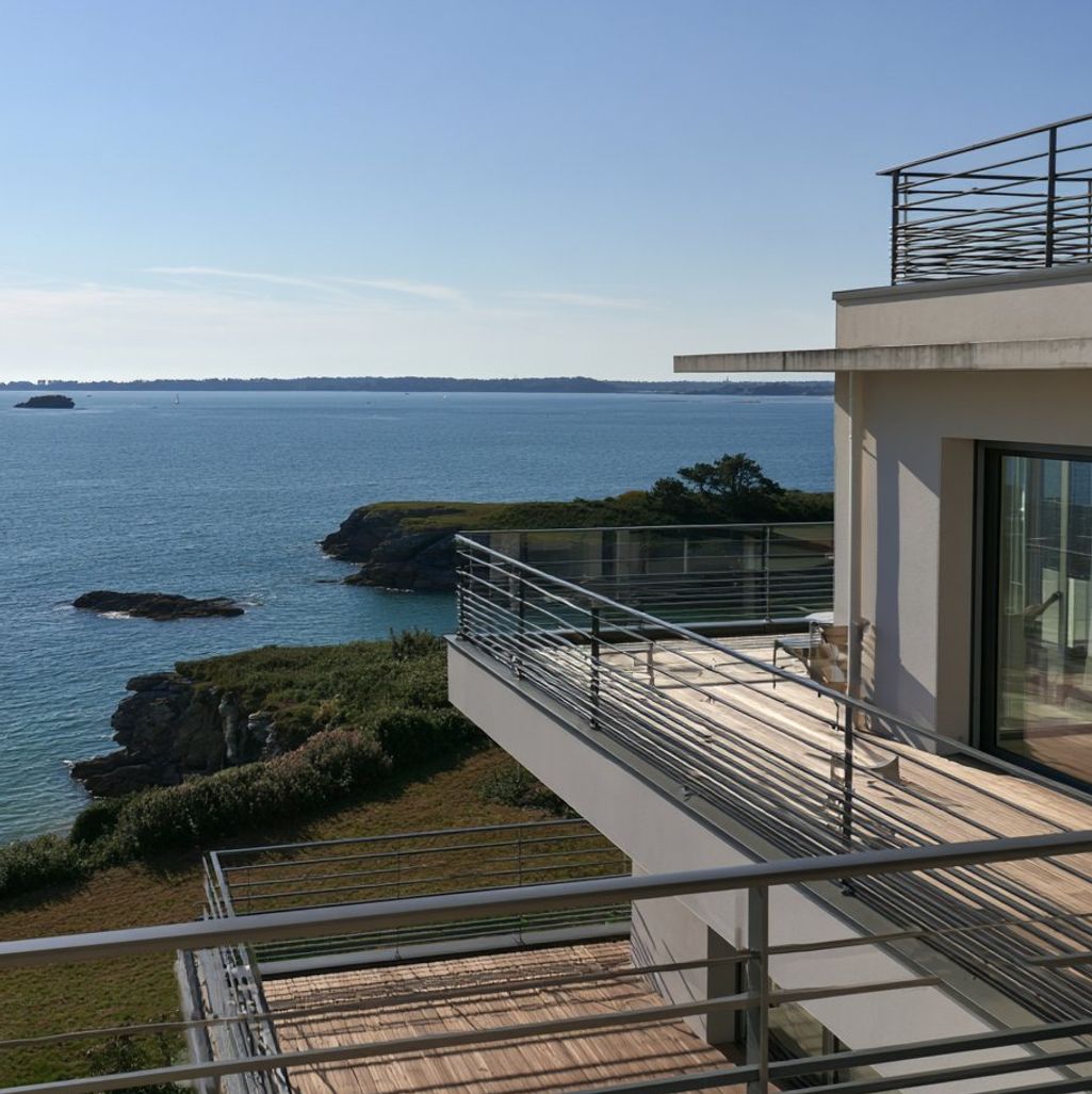Balcon d’une résidence contemporaine face à la mer à Quiberon