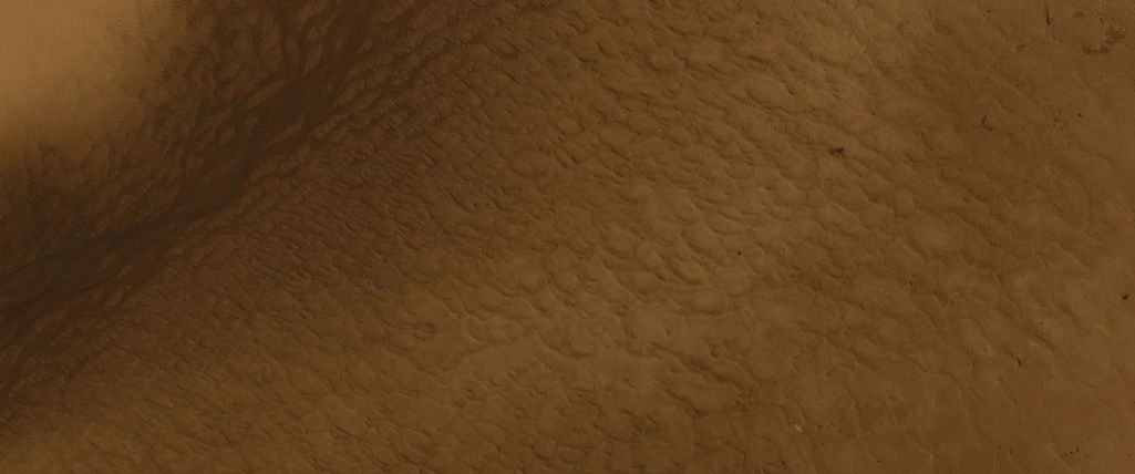 Sable doré ridé par le vent, vu du ciel, sur la presqu’île de Quiberon