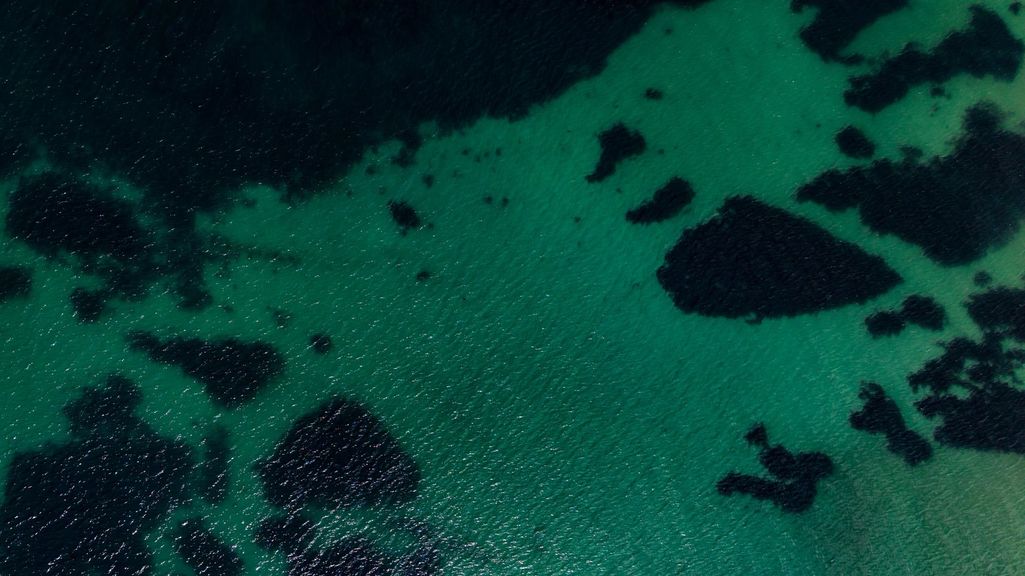 Eau turquoise et fonds rocheux vus du ciel à Quiberon