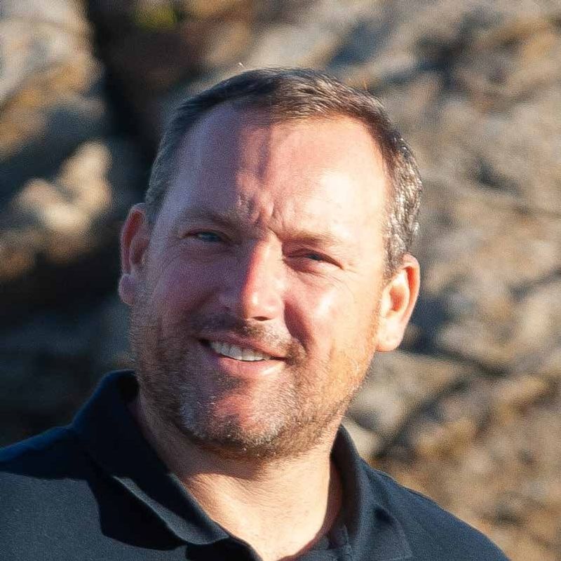 Portrait de Sébastien Besnault, cofondateur de Littorine, sur les rochers de la côte