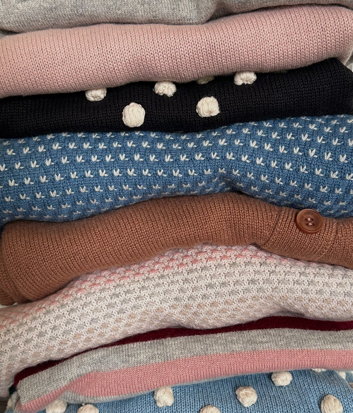 Morris & Co. x Summersalt Text. Model in Floral Printed Pajamas