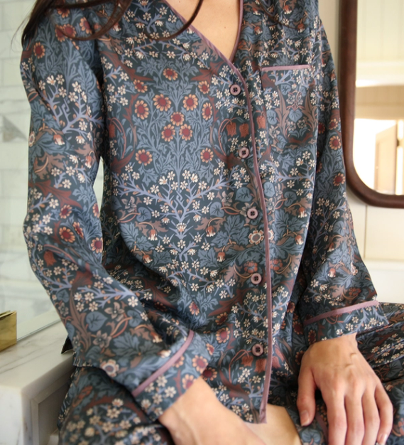 Morris & Co x Summersalt Model in The Silky Luxe Pajama Set in Blackthorn in Dark Indigo (blue pattern)