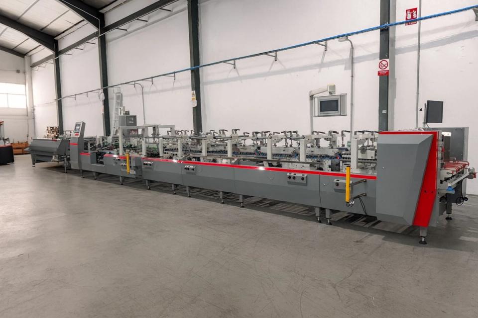 Vicfold Pro folder-gluer installed in the plant of a cardboard packaging company in Valencia