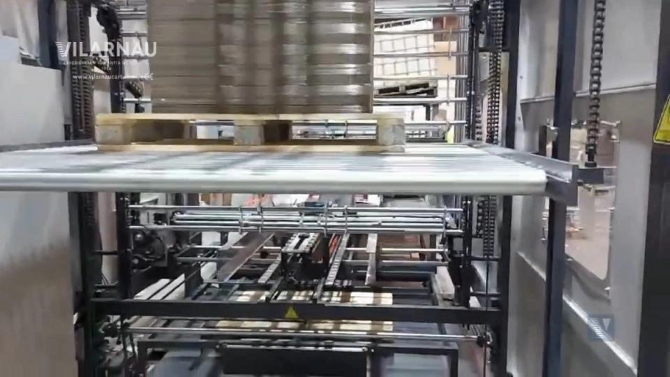 Flip Go automatic turner with a stack of sheets at the exit of a laminating machine in Madrid