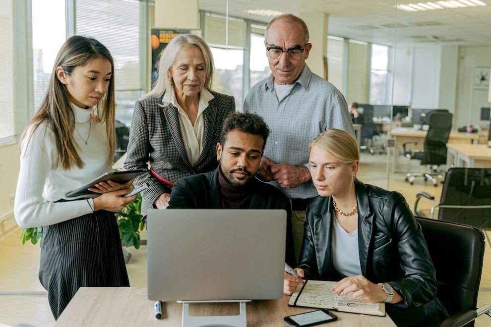 Cómo diseñar planes de beneficios para equipos multigeneracionales: de la tradición a la flexibilidad
