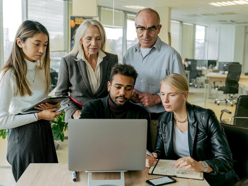 Cómo diseñar planes de beneficios para equipos multigeneracionales: de la tradición a la flexibilidad