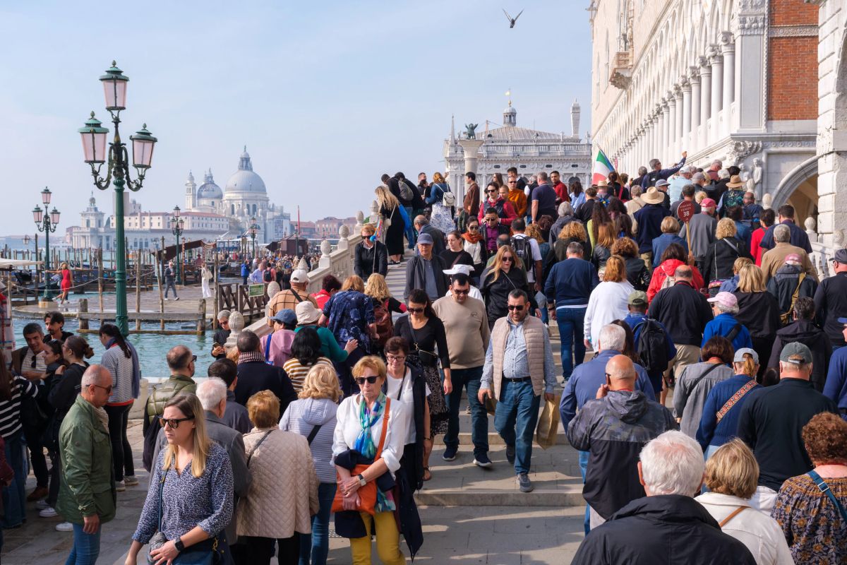 dreamstime_xxl_366349346