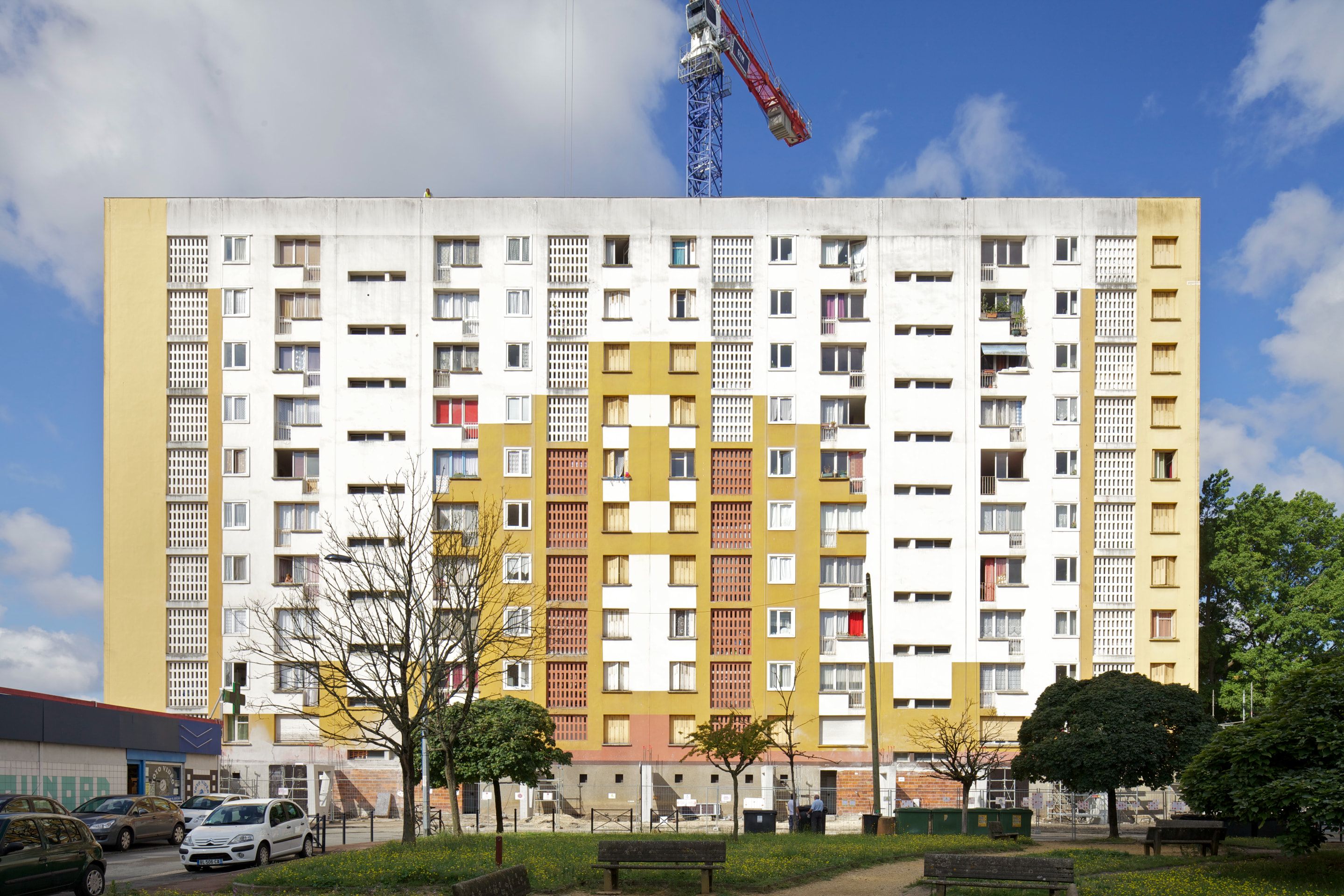 Transformation of 530 dwellings block G, H, I_Anne Lacaton & Jean Philippe Vassal, Frédéric Druot, Christophe Hutin_©Philippe Ruault_Exterior old (1)