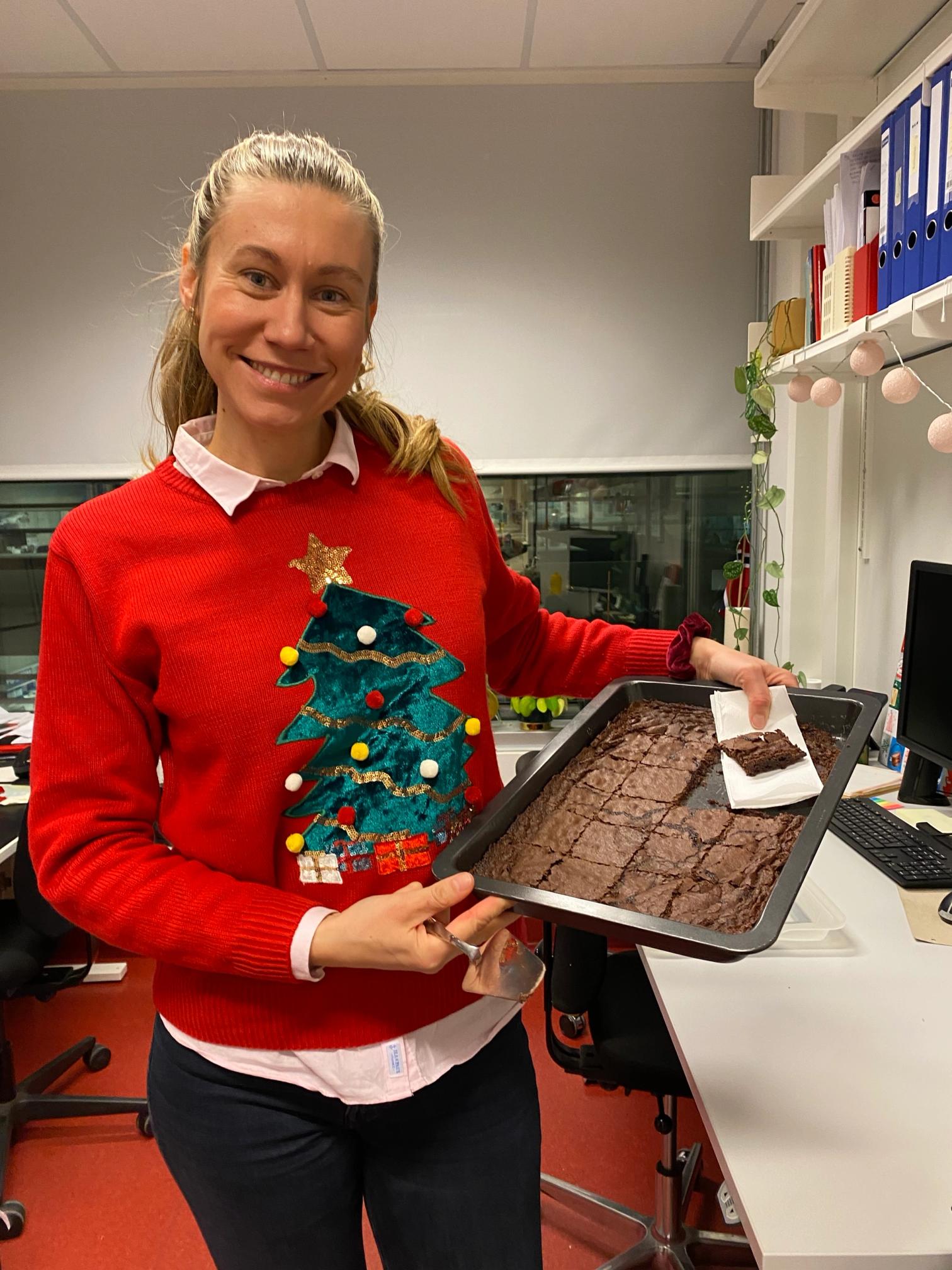 Ieva Ailte har bakt brownie til desembermøtet 